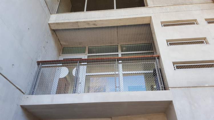 Pose de filet anti-pigeon amovible pour balcon ou terrasse à Valence 26  dans la Drôme - General Hygiène